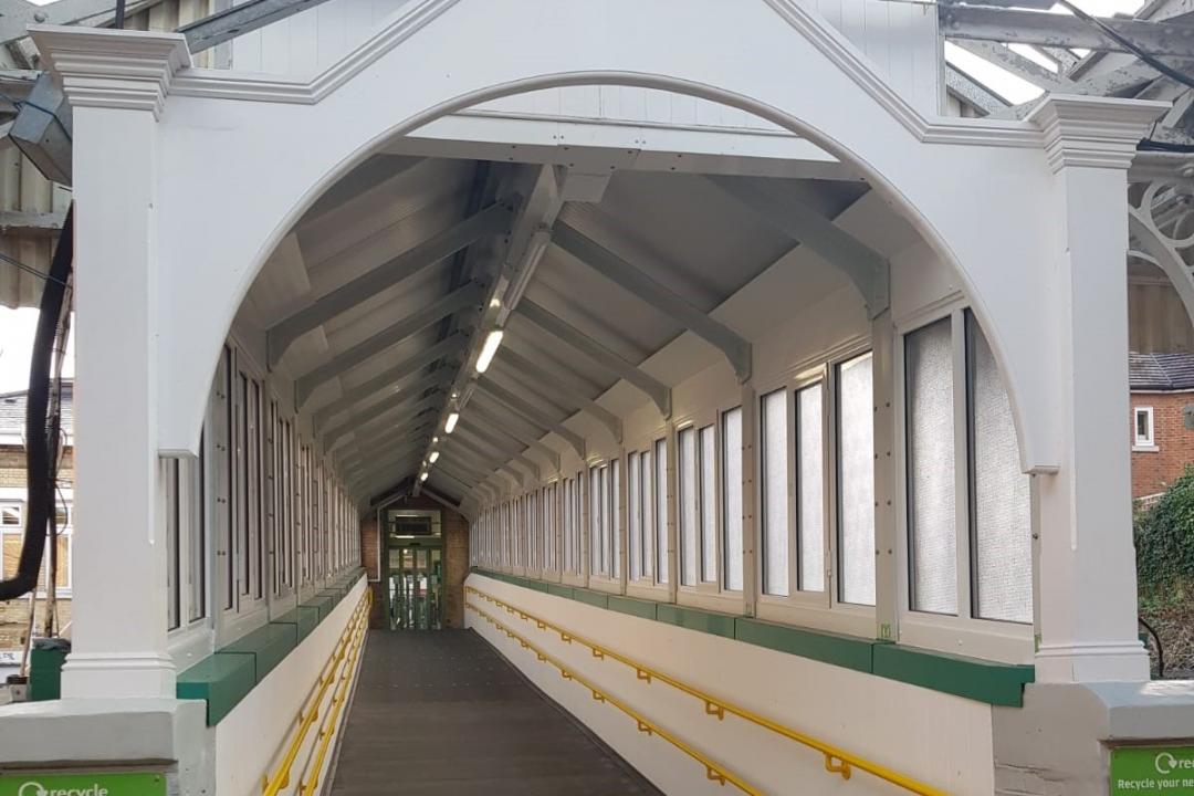 Footbridge at Caterham station.png 