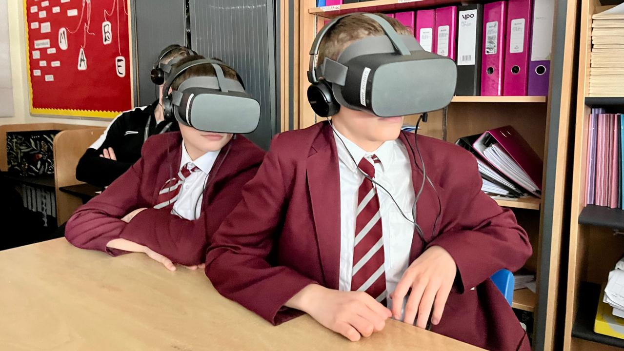 Students using VR headsets - Network Rail