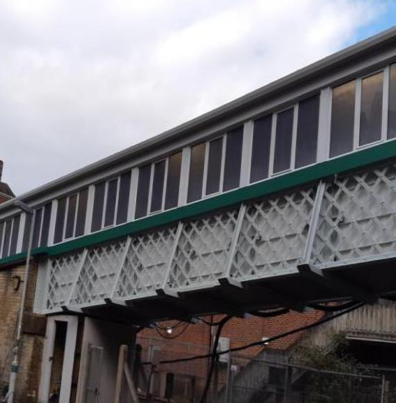 Footbridge at Caterham station.png 