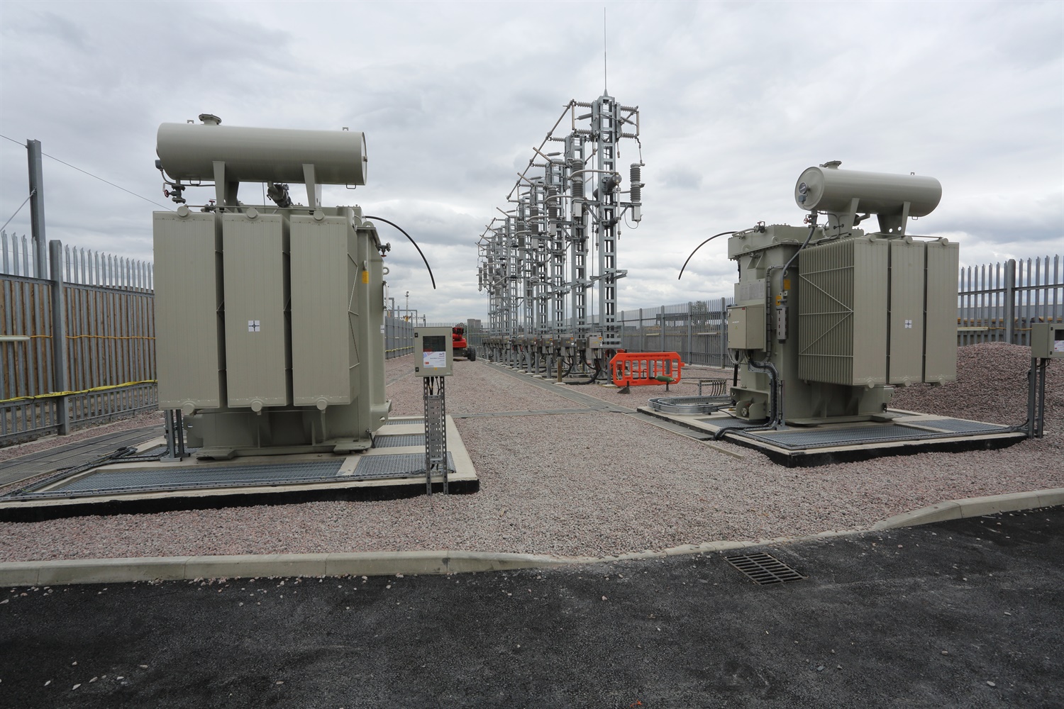 20 Auto-transformers and high voltage masts installed at Plumstead 270001