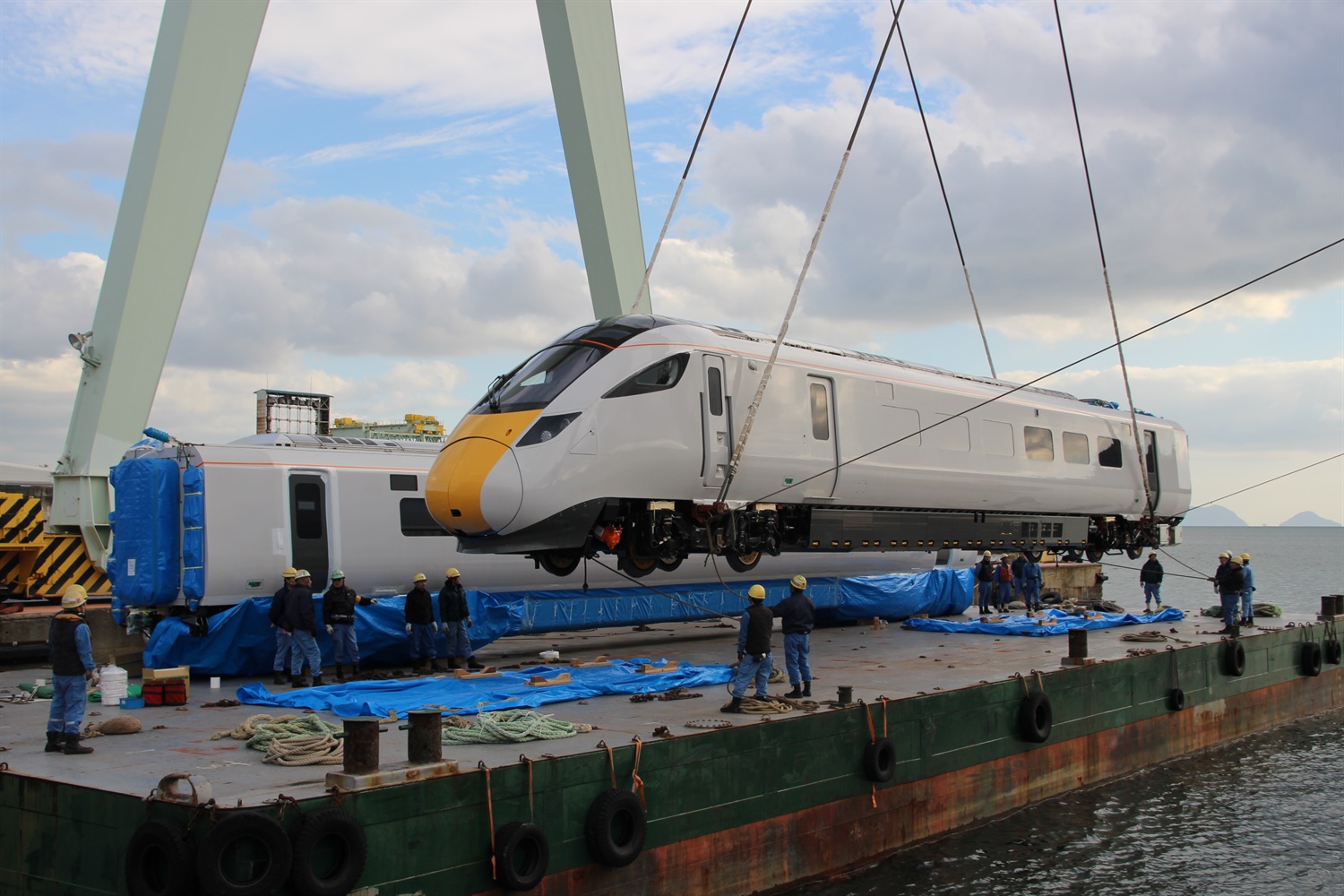 Shipment of Hitachi’s first Class 800 train for IEP begins 