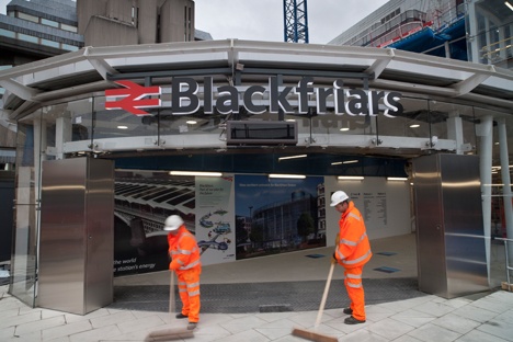 'Entertrainment' for Blackfriars commuters