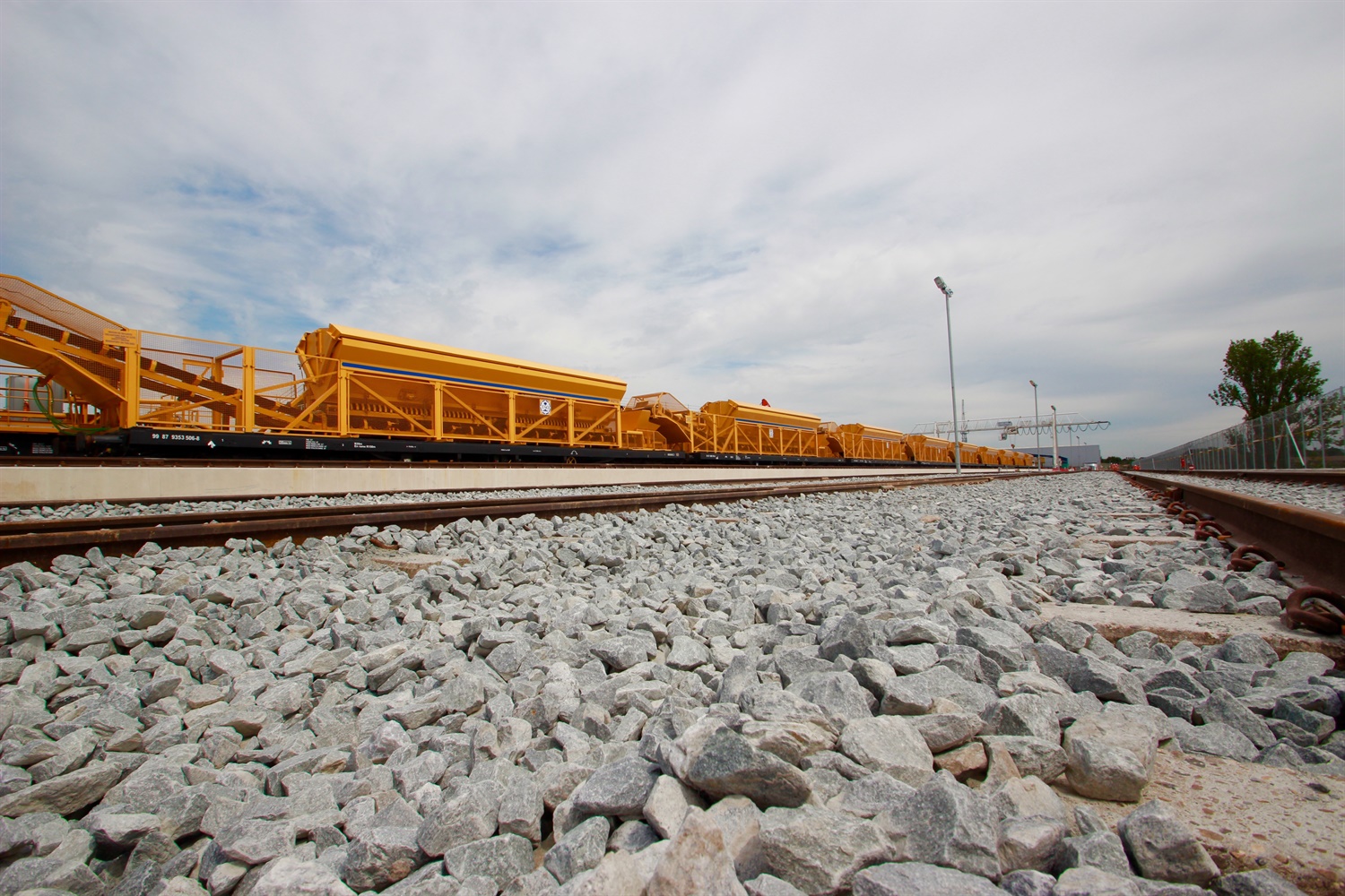 Crossrail marks the arrival of 465 metre long concreting train 202873