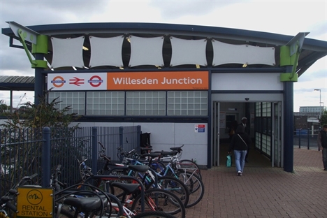 Overground platform extensions to allow five-car running