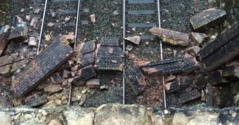 Probe into HST hitting bridge debris in Wiltshire 