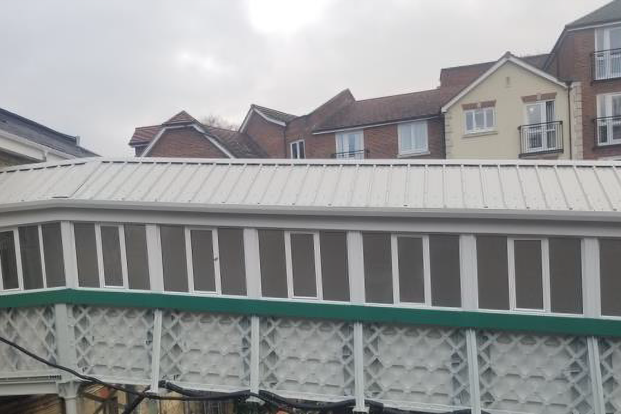 Footbridge at Caterham station.png 