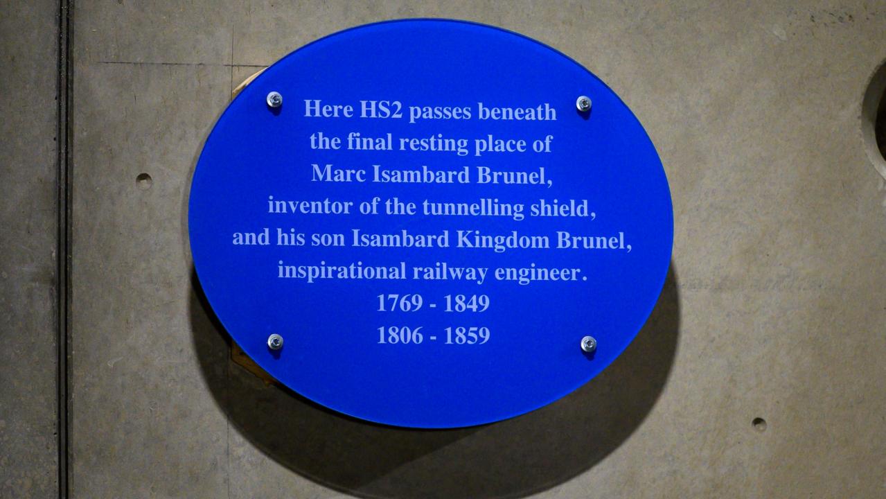 HS2 Installs Plaque in Euston Tunnel