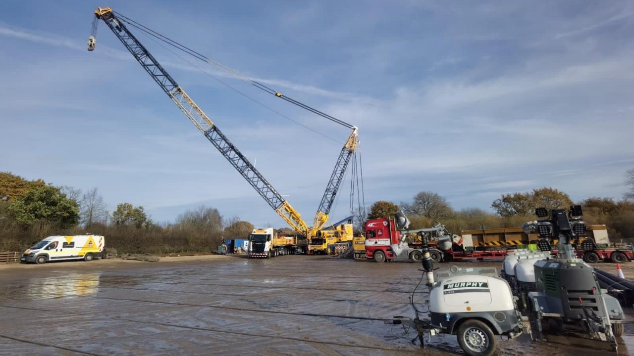 Trent & Mersey bridge scheme 800 tonne crane