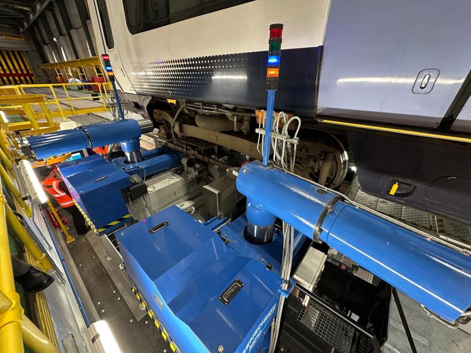 Wheel lathe in operation