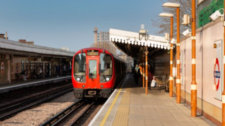 Tube trai overground