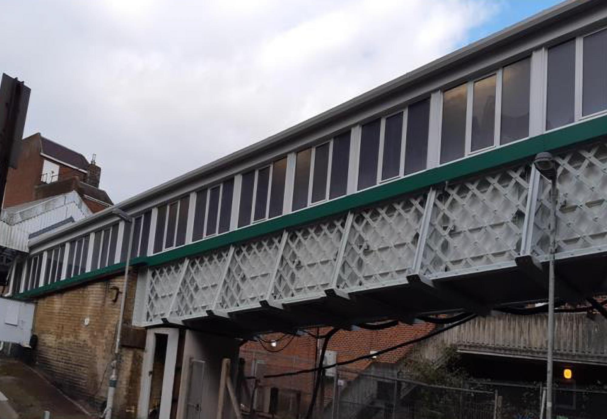 Footbridge at Caterham station.png 