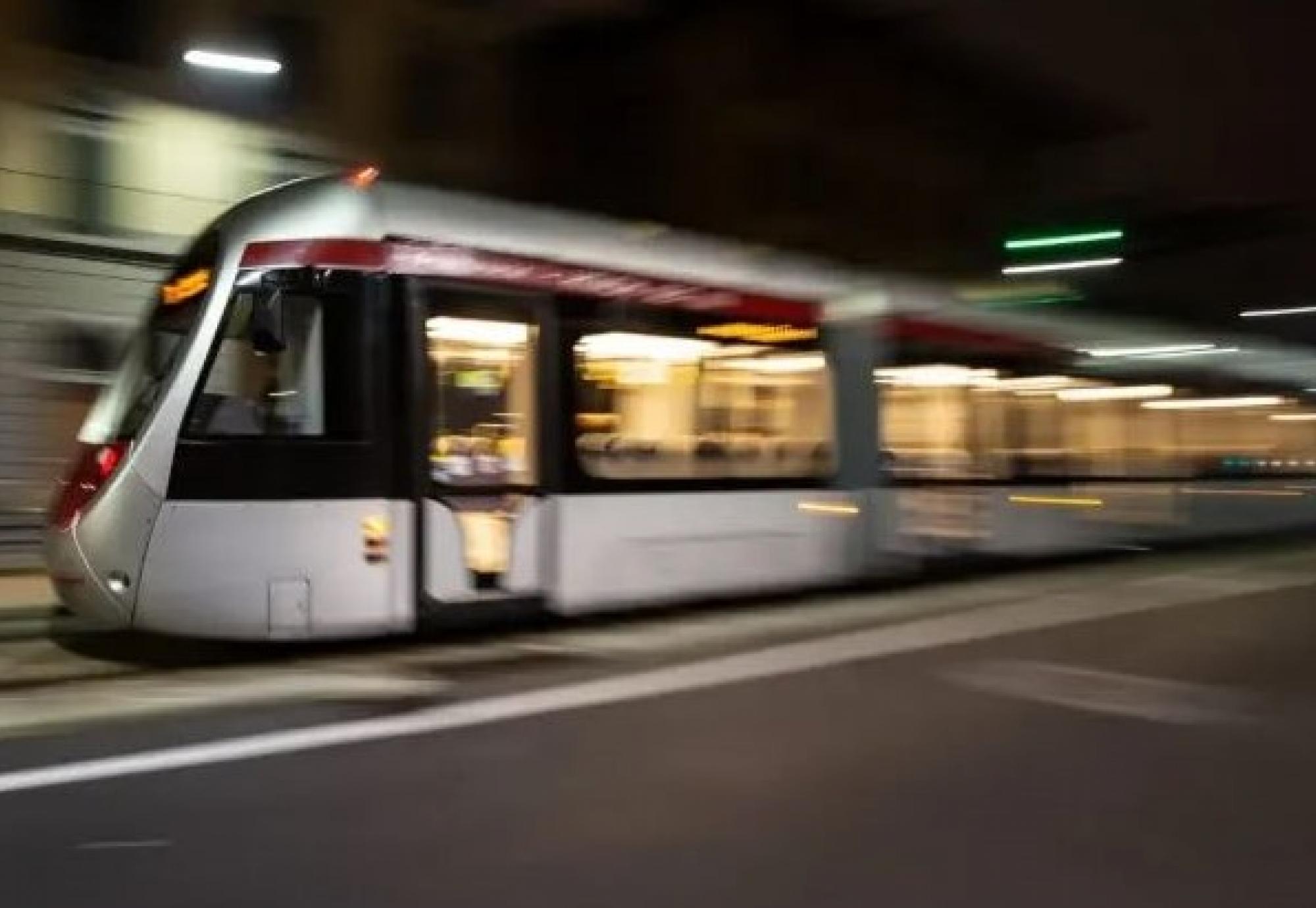 Battery-powered tram 