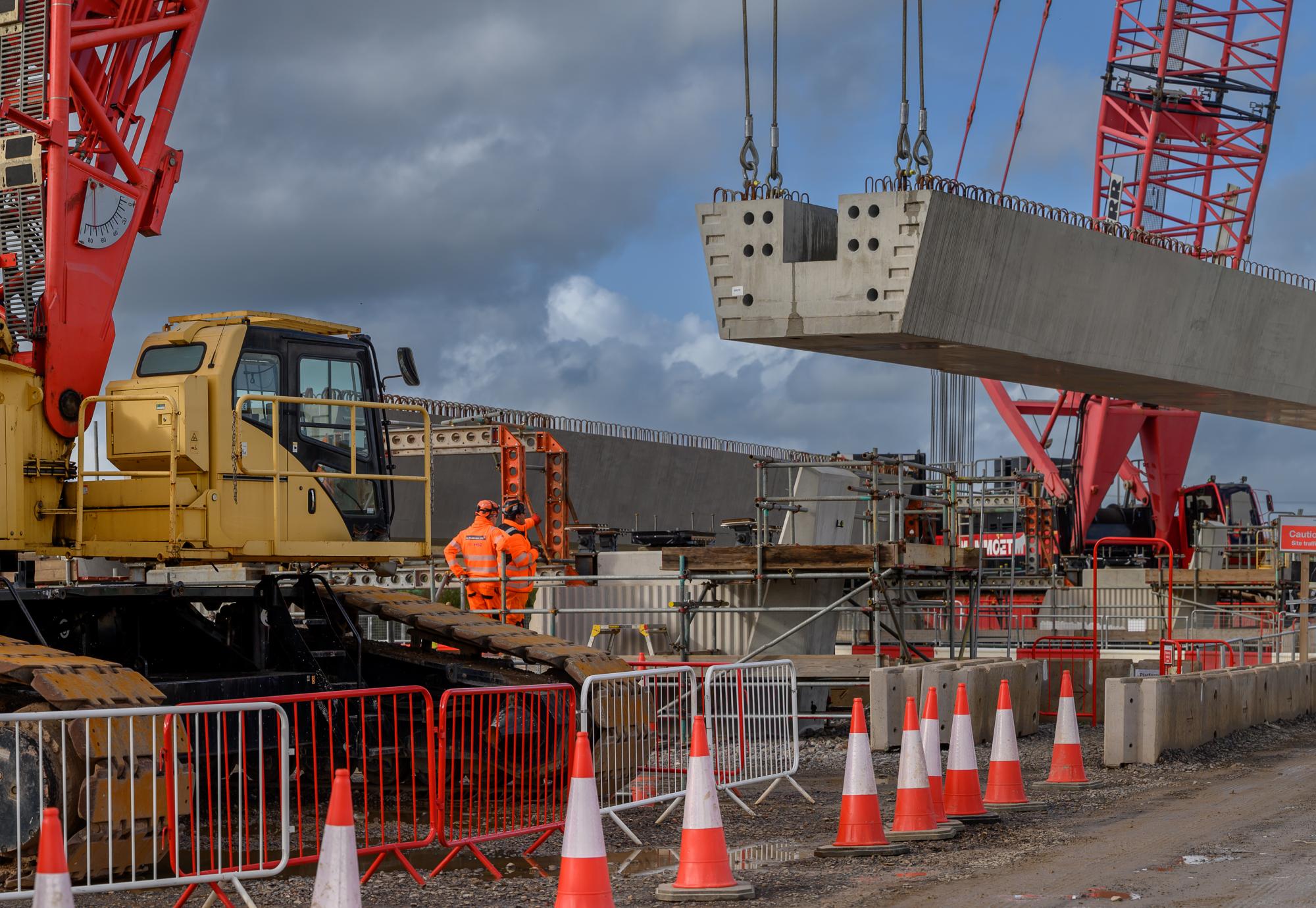 HS2 Begins Lifting Giant Beams for UK's First Pre-Fabricated Viaduct