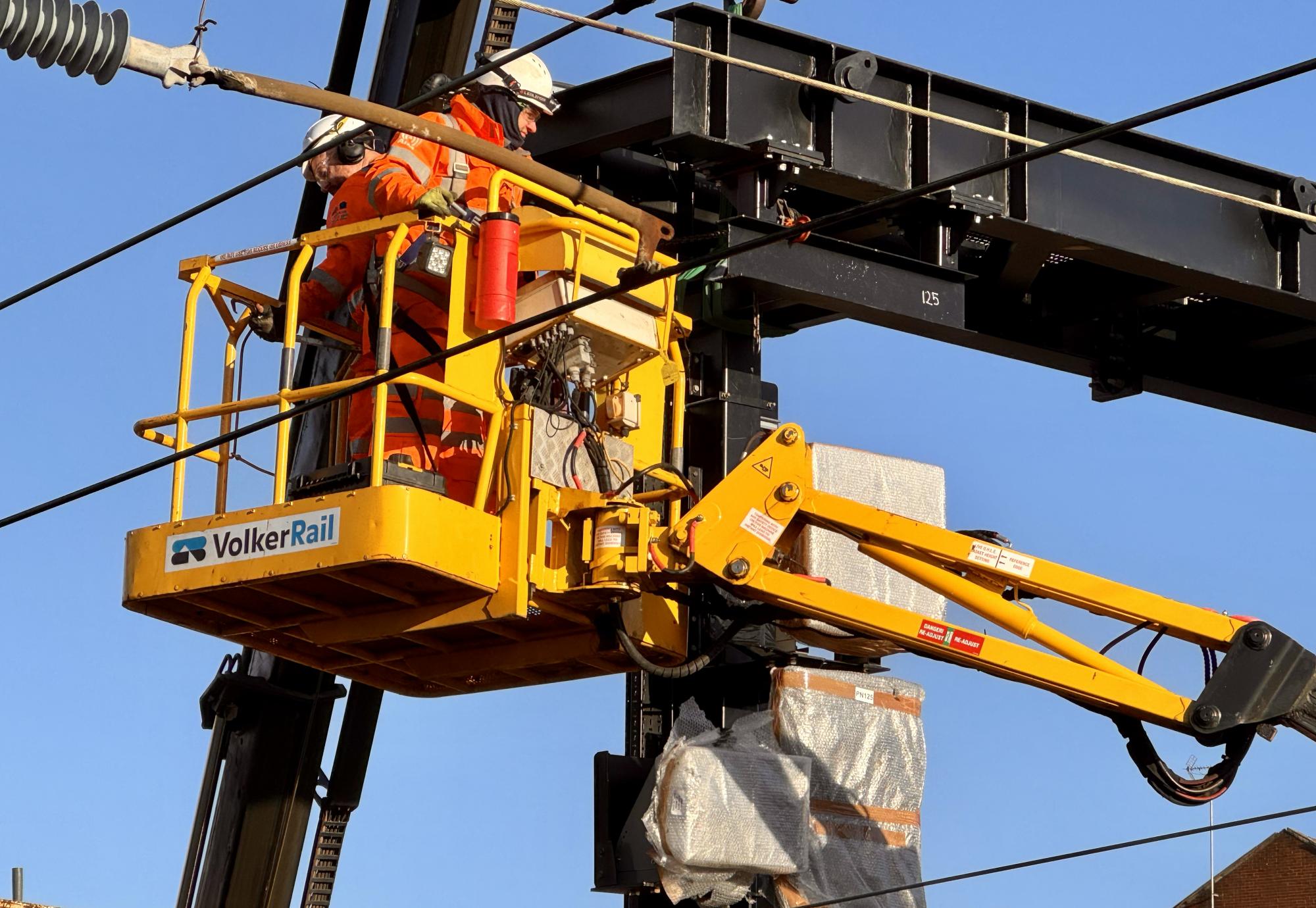 Installing a new signalling gantry at Preston
