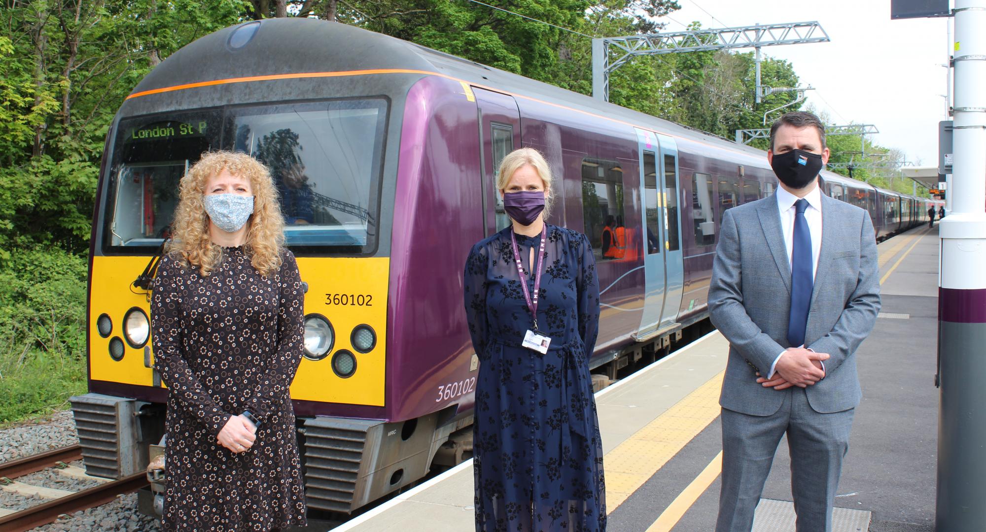 EMR Class 360 at the station