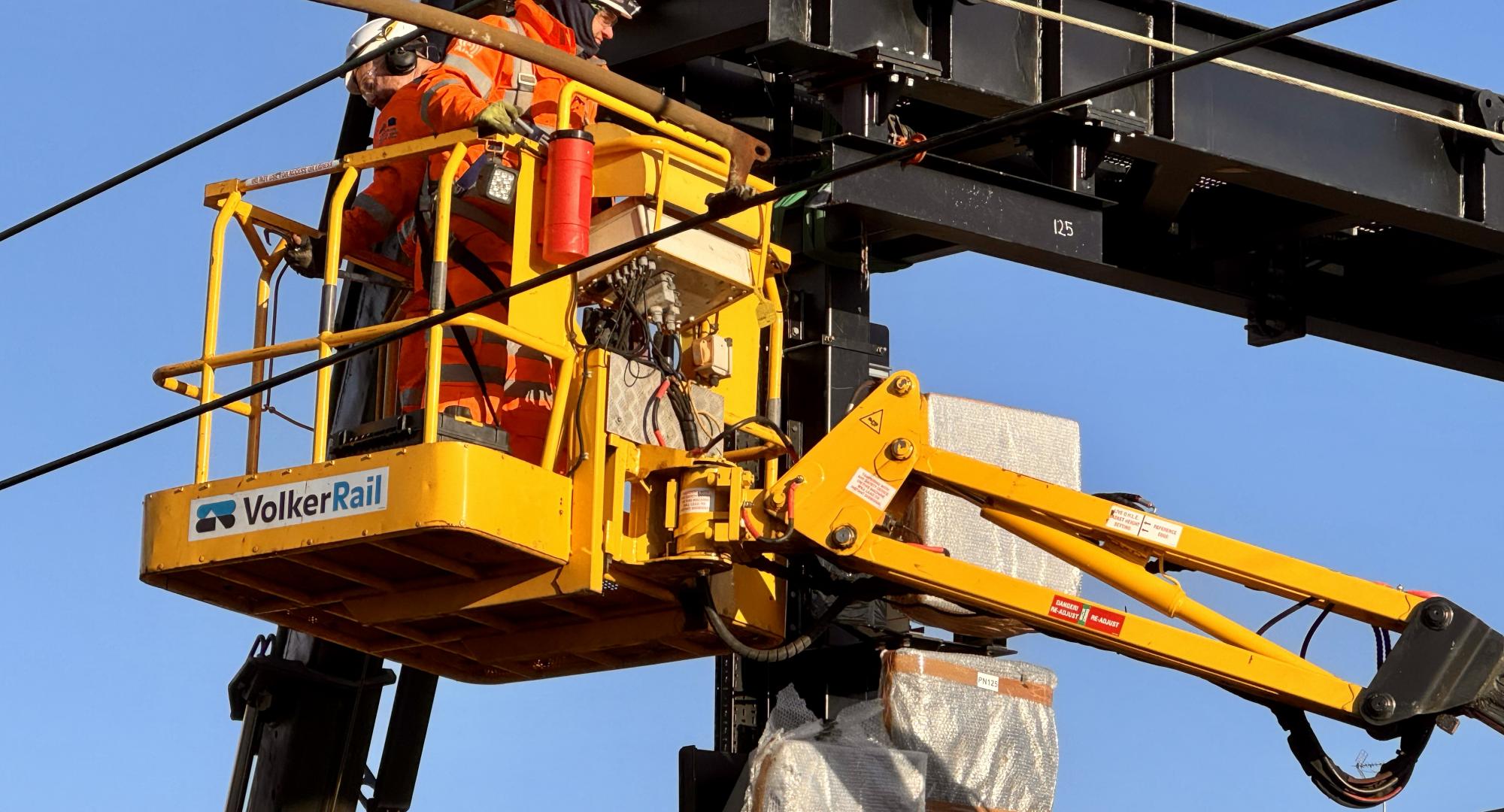 Installing a new signalling gantry at Preston