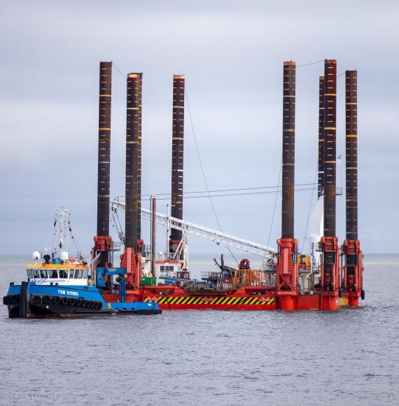 The Wavewalker arriving at Dawlish