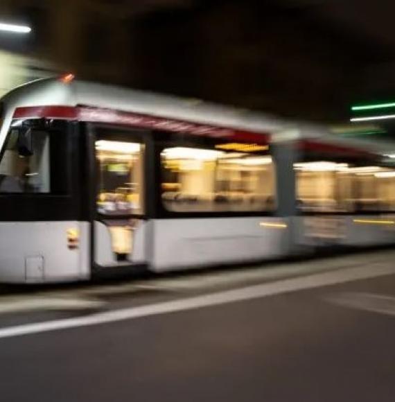 Battery-powered tram 