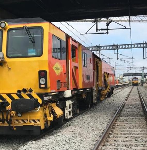 Work maintenance train in operation at Cheddington