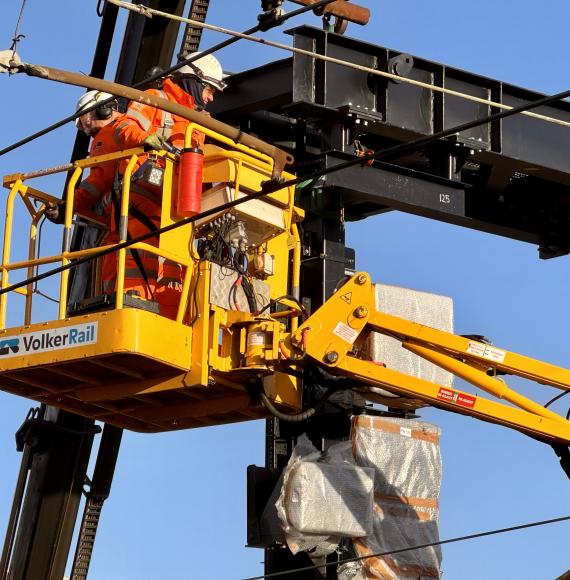 Installing a new signalling gantry at Preston