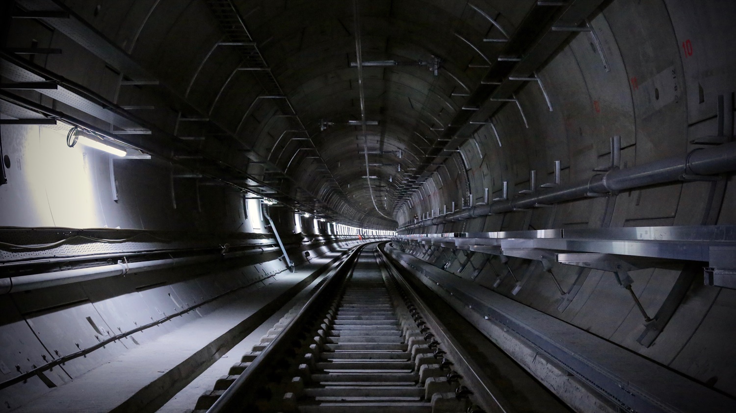 01 OHLE installed in Thames Tunnel 271050