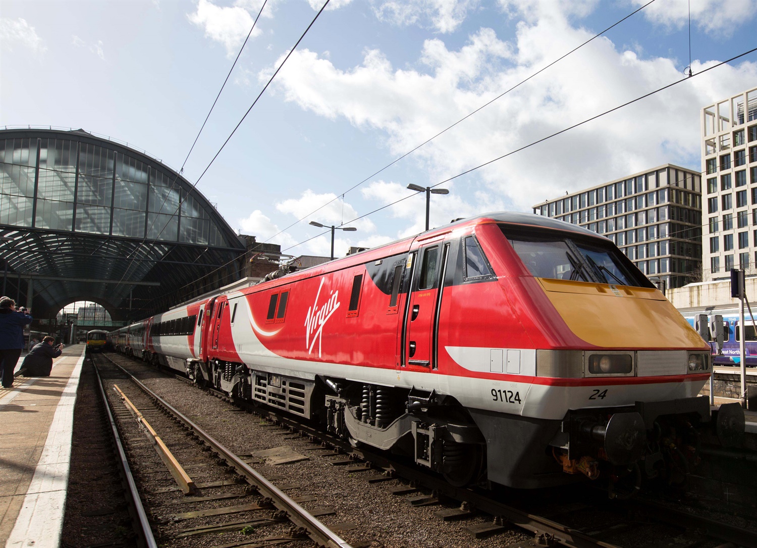 Rail strike on East Coast for bank holiday weekend called off