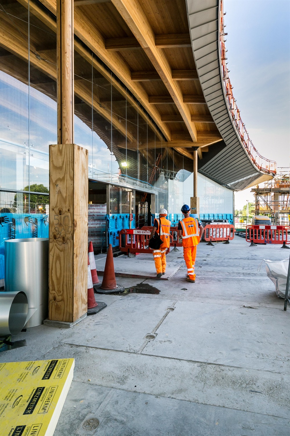 Curved timber roof at Abbey Wood Station 275593