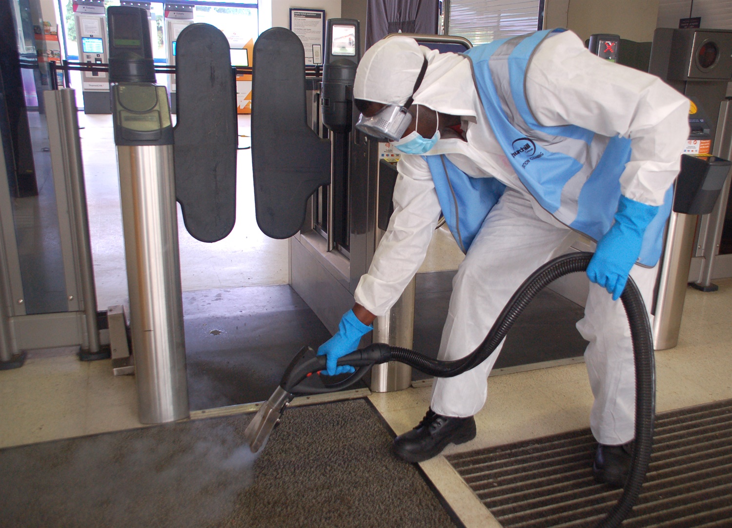 Dry steam cleaning at St Albans, Thameslink Dry steam cleaning at St Albans, Thameslink
