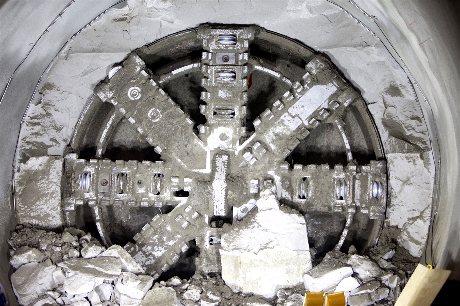 TBM Elizabeth breaks through into Liverpool Street station January 2015 175374