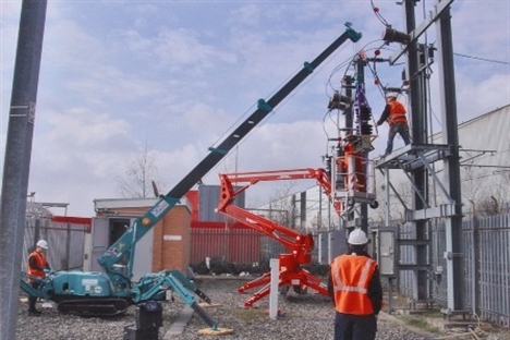 On time and on track with mini crawler cranes